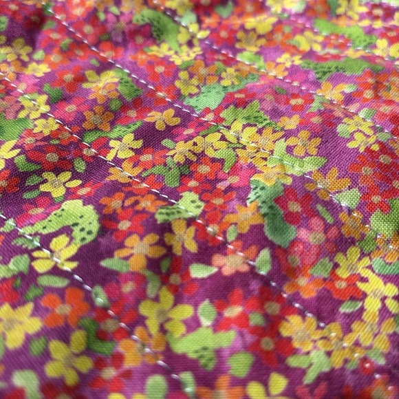 Floral quilted zipper bag with green liner - Picture 8 of 8